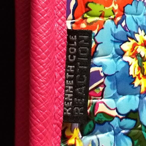 Kenneth Cole Reaction Cosmetic bag bundle - Picture 5 of 7